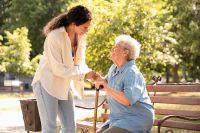 Foto: Alte Dame auf Bank und Pflegerin