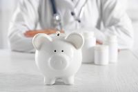 Foto: Arzt hinter Sparschwein