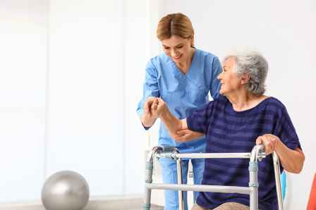 Foto: Pflegerin mit alter Dame