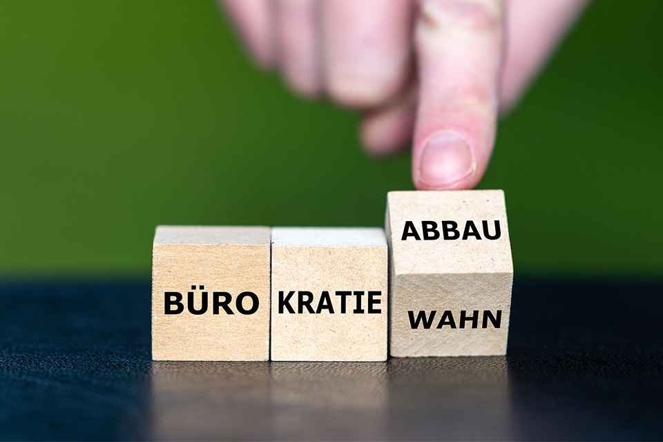 Foto: Würfel mit der Aufschrift Bürokratieabbau
