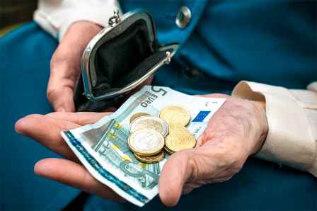 Foto: Person mit Bargeld
