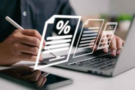 Foto: Person arbeitet am Laptop